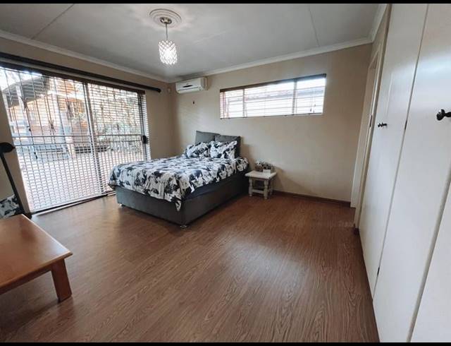 4 BEDROOM HOUSE FOR SALE IN VAN RIEBEECK PARK
